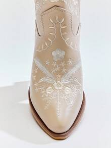 Solezae 新款女士时尚米色仿麂皮 Dingo 靴中筒短靴一脚蹬粗跟秋冬假日牛仔靴 - 米色 - 查看 8