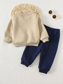 Cozy Pixies 两件套男婴字母条纹针织柔软圆领长袖套头卫衣和松紧腰运动裤套装，休闲简约学院风，时尚运动衫造型 - 彩色 - 查看 2