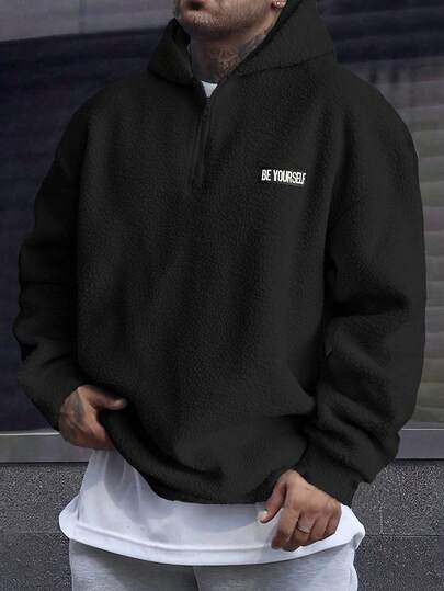 Manfinity Homme เสื้อฮู้ดดี้ซิปหน้าแบบหลวมสำหรับผู้ชาย ลายปะตัวอักษร ไหล่ตก ผ้าเท็ดดี้ ซิปรูดครึ่งตัว สีดำ สำหรับฤดูใบไม้ร่วง/ฤดูหนาว