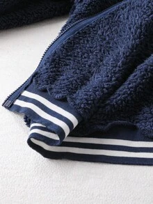 1 件男童休闲学院风字母条纹丝带拼布羊毛连帽夹克，适合秋冬休闲、上学和通勤穿着