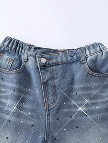 SHEIN ChillGRL Jeansy z szerokimi nogawkami dla nastolatek zdobione kryształkami. Styl vintage, streetwear, casualowy i szykowny. Jasnoniebieski denim w stylu vintage. Unikalne, czarno-białe zdobienia kryształkami. Luźny krój, wygoda. Asymetryczny krój i stylowy wygląd. Elastyczny pas dla wygody. Idealne na wyjścia, randki, wypoczynek na świeżym powietrzu, codzienne wyjścia na uczelnię, spotkania ze znajomymi i imprezy. Uniwersalny, modny element garderoby na cały rok! - Jasny jeans - Zobacz 6