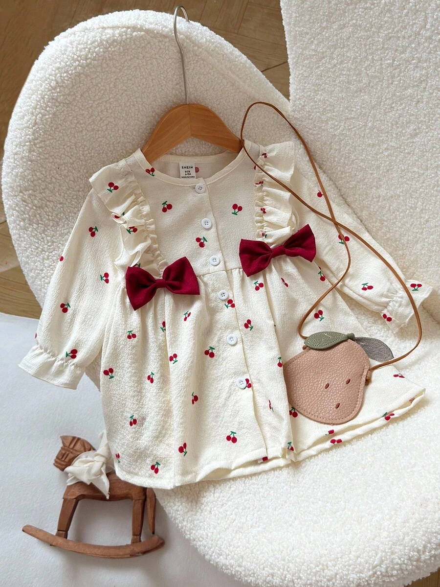 SHEIN Playful Pals 1 件女婴可爱樱桃印花连衣裙,韩版圆领长袖腰系带纽扣前短裙,3D 蝴蝶结设计,甜美时尚水果印花泡泡袖娃娃裙,适合春秋季休闲外出、旅行、生日派对 - 杏色 - 查看 1