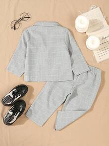 SHEIN Set de 3 piezas de traje elegante de caballero para bebés niños, que incluye chaqueta de solapa única de manga larga a cuadros, pantalones de cintura elástica y corbata de moño (camisa no incluida), adecuado para fiesta de cumpleaños, fiesta de Navidad, bautizo, celebración del 1er cumpleaños, ocasiones formales, actuación, boda, baby shower, portador de anillos, ropa de bebé niño, traje de bebé niño, ropa formal de bebé niño, atuendo de caballero para bautizo de bebé, ropa formal de ocasión para bebé niño, temporada de regreso a la escuela