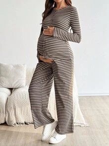 SHEIN 2 件孕妇休闲通勤装：撞色条纹印花纽扣 T 恤和宽松系带腰阔腿裤套装，春秋 - 彩色 - 查看 8