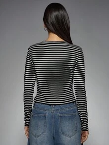 MISSGUIDED 长袖纽扣前条纹短款上衣经典罗纹针织修身时尚上衣秋冬休闲基本款分层必备现代当代设计 - 黑與白 - 查看 2