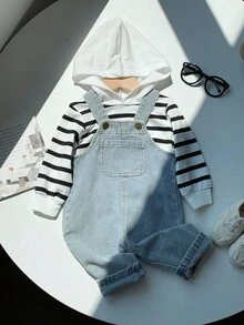 SHEIN Bộ 2 áo hoodie kẻ sọc đen trắng thường ngày cho bé trai và quần yếm denim xanh, thích hợp mặc trong nhà, ngoài trời, mặc hàng ngày, thể thao, vui chơi, tiệc tùng, chụp ảnh, ngày lễ, lễ hội, tiệc tùng, quần áo trẻ em unisex, quần áo mùa đông cho bé - Nhiều màu - Xem 5