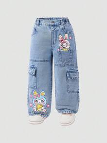 SHEIN 1 pieza Pantalones rectos de mezclilla con estampado de conejo para niñas jóvenes, estilo callejero retro dulce y elegante para uso casual diario. ¡El estampado de conejos azul + rosa es lindo y juguetón, el diseño de múltiples bolsillos es dulce y de moda! El lavado claro, el corte recto y el ajuste holgado son cómodos para ir de compras diarias, vacaciones, vida universitaria o salir con amigos, una pieza de moda versátil para tu armario durante todo el año.