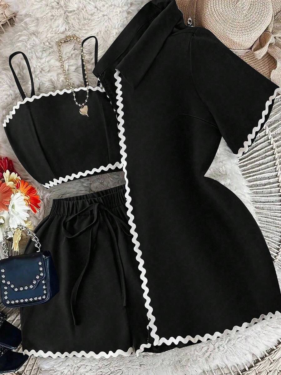 SHEIN LUNE Bộ 3 món cỡ lớn dành cho nữ: Áo cổ polo họa tiết sóng tương phản, áo hai dây và quần short cạp chun có viền tương phản, tối giản và thời trang - màu đen - Xem 1