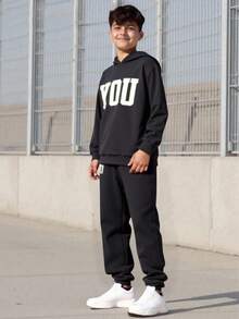 SHEIN 青少年男童休闲街头风纯色图案刺绣舒适平领卫衣和运动裤套装，适合通勤、上学、日常休闲、旅行、运动、聚会等场合。青少年男童连帽衫和运动裤两件套，青少年男童连帽衫和运动裤两件套，青少年男童连帽衫和运动裤套装，青少年连帽衫套装，男士运动服，秋冬季运动服，慢跑服。 - 深灰色 - 查看 2