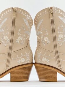 Solezae 新款女士时尚米色仿麂皮 Dingo 靴中筒短靴一脚蹬粗跟秋冬假日牛仔靴 - 米色 - 查看 7