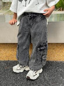 SHEIN 小男孩时尚做旧洗水宽松黑色牛仔裤，带工装口袋，休闲百搭，适合儿童街头服饰春装 - 深灰色 - 查看 4