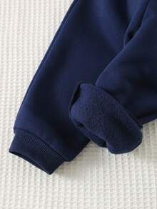 Cozy Pixies 两件套男婴字母条纹针织柔软圆领长袖套头卫衣和松紧腰运动裤套装，休闲简约学院风，时尚运动衫造型 - 彩色 - 查看 6