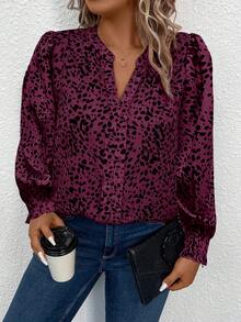 Bluzka damska z nadrukiem dalmatyńczyka, wyciętym dekoltem i rękawami typu latarnia