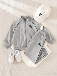 SHEIN Playful Pals 2 件套男童休闲刺绣拉链上衣，白色饰边和休闲运动裤，秋冬 - 灰色 - 查看 3