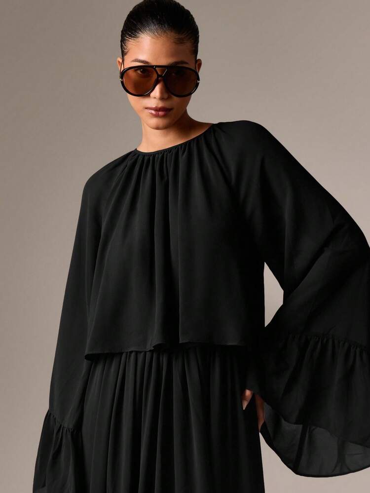 Vestido longo esvoaçante de chiffon com mangas sino e babados