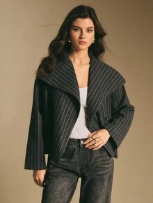 Poéselle 女士细条纹漏斗领夹克 – 现代简约风格的短款双排扣大衣 女士细条纹漏斗领夹克 短款大衣 低调奢华外套 宽松西装外套 简约冬季时尚 女士秋冬时尚 条纹双排扣大衣 秋冬 - 藏蓝色 - 查看 7