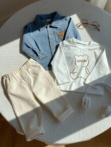 SHEIN 3 قطع طقم ملابس للأطفال الصبيان للخريف/الشتاء، جاكيت جينز كاجوال مزينة بالدب، تي شيرت أبيض بأكمام طويلة، وبنطلون كاجوال بيج، مناسب لحفلات عيد الميلاد، الحفلات المسائية، الحفلات، حفلات الزفاف، حفلات استقبال المولود، المعمودية، وعيد الميلاد الأول، وحضانة الأطفال - متعدد الألوان - مشاهدة 5