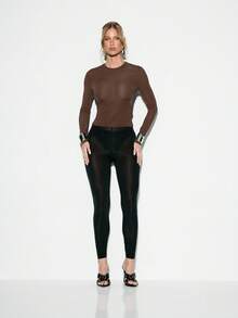 KIZN Essential Long Sleeve Fitted Top Seamless Design Round Neck Form Fitting Casual Basic Layer Winter Fall Everyday Wear Minimal Style Versatile Basic - Chocolate Brown - View 5