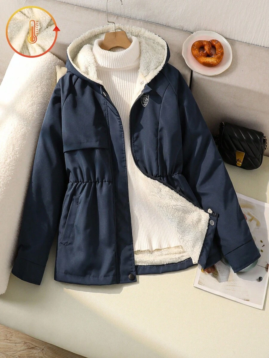 Sparklyn 少女休闲时尚藏蓝色学院徽章保暖连帽外套，宽松版型，舒适百搭，适合秋季、春季、冬季日常穿着、通勤、户外活动、上学、街头、派对、摄影等场合。 - 藏蓝色 - 查看 1