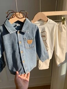 SHEIN 3 قطع طقم ملابس للأطفال الصبيان للخريف/الشتاء، جاكيت جينز كاجوال مزينة بالدب، تي شيرت أبيض بأكمام طويلة، وبنطلون كاجوال بيج، مناسب لحفلات عيد الميلاد، الحفلات المسائية، الحفلات، حفلات الزفاف، حفلات استقبال المولود، المعمودية، وعيد الميلاد الأول، وحضانة الأطفال - متعدد الألوان - مشاهدة 7