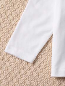 SHEIN 2 件套男婴休闲牛仔背带裤和 T 恤套装，春/夏/秋/冬，白色修身针织长袖 T 恤搭配中蓝色牛仔锥形背带裤，面料柔软舒适，时尚日常穿着 - 藍白色 - 查看 6