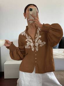 Serisse 女士节日休闲白色刺绣纽扣衬衫 - 咖啡棕 - 查看 3