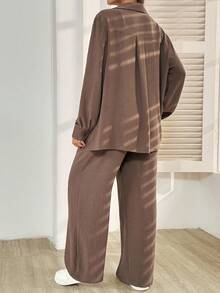 SHEIN 2 件孕妇套装：纯色长袖纽扣衬衫和可调节腰围裤子，休闲 - 棕色 - 查看 2