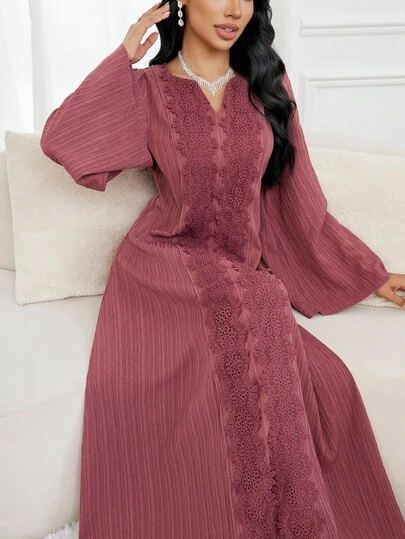 Al Najma Robe style arabe élégante pour femmes avec manches évasées, patchwork en dentelle et couleur unie