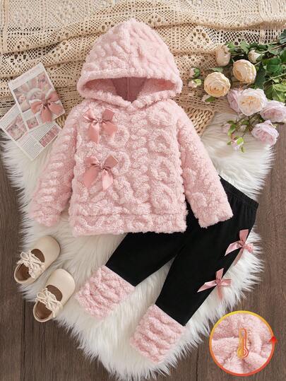 SHEIN 2 件套女婴冬季新款服装套装，毛绒心形提花长袖连帽运动衫，蝴蝶结装饰，修身裤子，毛茸茸下摆拼色，休闲时尚家居服和通勤套装
