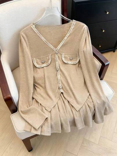 SHEIN Franclia 秋冬新款优雅百搭职场日常通勤基础款装饰扣编织腰带上衣加短裙精致纽扣蕾丝配饰卡其色日常两件套女士外套秋冬女装，女冬装，女秋装，新年装，女休闲套装，女休闲装