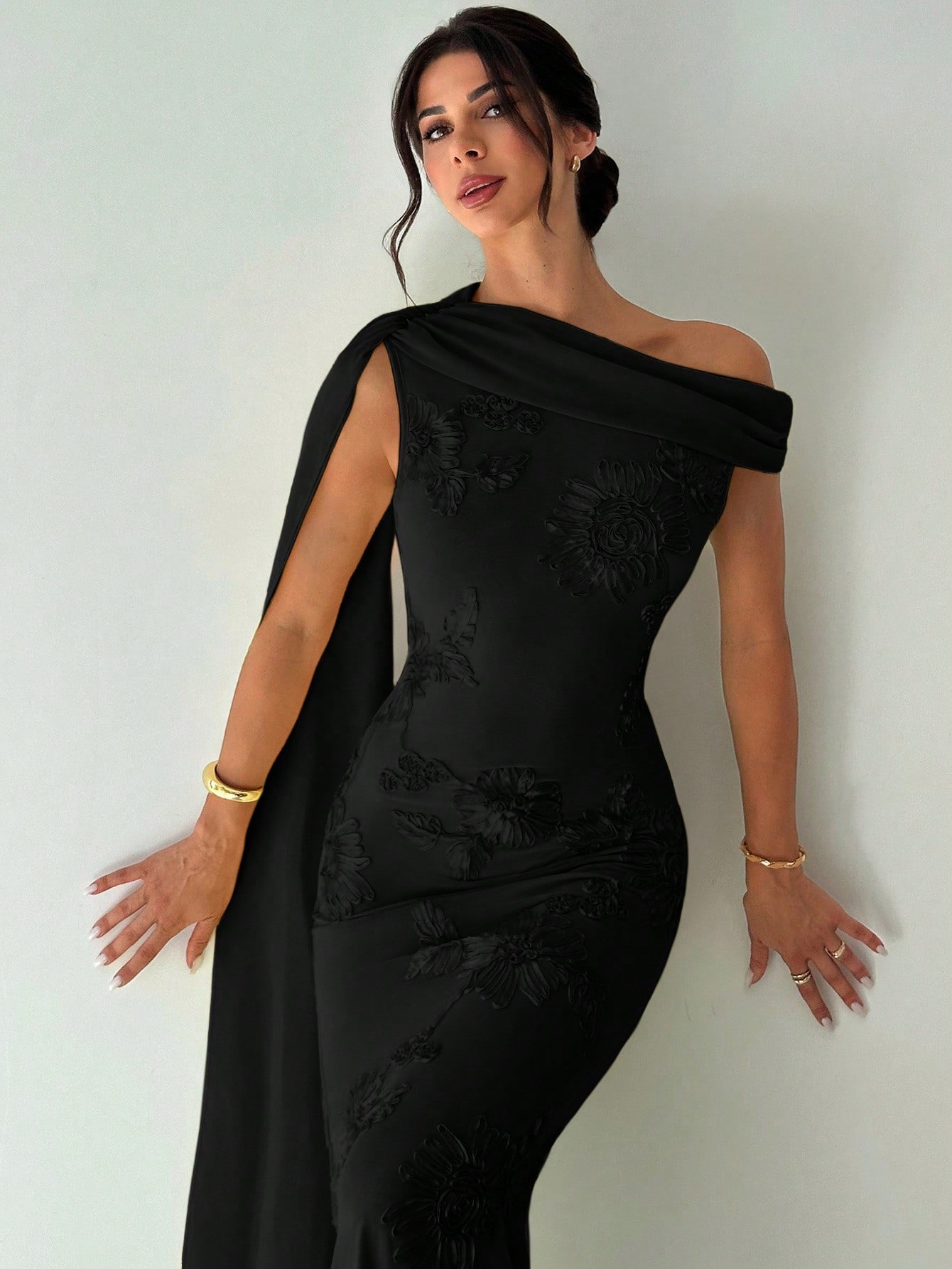 فستان ماكسي أصفر مطرز بالشبك ذو قصة مايرميد ضيقة،...