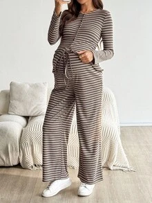 SHEIN 2 件孕妇休闲通勤装：撞色条纹印花纽扣 T 恤和宽松系带腰阔腿裤套装，春秋 - 彩色 - 查看 7