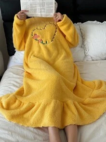 SHEIN Váy ngủ nữ thường ngày thêu hoa cúc và trái tim, viền xếp nếp sang trọng, váy ngủ Moo Moo màu vàng mềm mại, mùa đông, ấm áp - Màu vàng - Xem 4