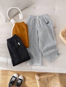 SHEIN Bộ 3 món áo nỉ và quần dài dáng rộng thoải mái, dễ thương, cổ điển màu đen trắng xám cho bé trai, mua 2 tặng 1, thích hợp cho dã ngoại, đi học, tụ họp, mùa thu/đông, tựu trường, quần nỉ ống rộng, quần dài thoải mái, quần ống rộng mềm mại. - Nhiều màu - Xem 6
