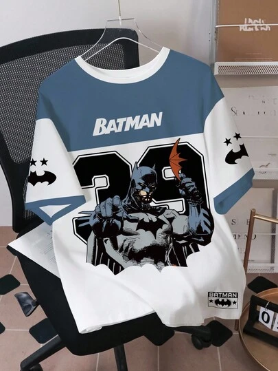 BATMAN X SHEIN Camiseta de manga corta de verano para hombre, con diseño de personaje de héroe de dibujos animados y números en contraste de color, de estilo casual y urbano