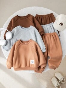 SHEIN 6件套可爱女婴休闲运动学院风圆领卫衣和长裤，饰有章节图案。超值多件套装，适合女婴、男婴穿着，也适合返校季穿着。适合生日派对、晚宴、演出、婚礼、洗礼、日常穿着、旅行、运动，以及秋冬季节。