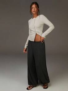 Athîral Pantalones de pierna de barril de color gris grafito oscuro para mujer, de tela de punto elástica suave, cintura media-baja con ajuste relajado, puños elásticos, construcción minimalista estilizada, detalles de dobladillo recogido sutil, confort y calidez avanzados, elegante y estilo intelectual de cápsula para otoño e invierno, pantalones fluidos para mujer, otoño para mujer, Año Nuevo, casual para mujer - Gris - Ver 3