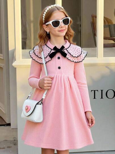 Sparklyn 少女甜美公主风粉色针织连衣裙，面料柔软舒适，双层波点蕾丝领搭配黑色天鹅绒蝴蝶结，3颗黑色镶边纽扣装饰，A字裙摆，可爱优雅，适合日常外出、家庭聚会、春秋季