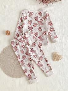 SHEIN Vintaside Kids 女婴柔软舒适草莓和叶子印花舒适睡衣，可爱家居服长袖上衣和裤子两件套 - 杏色 - 查看 2