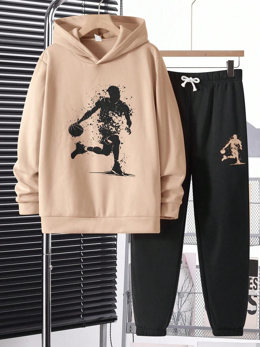 SHEIN 2 件套青少年男孩休闲篮球运动员图案印花卡其色连帽衫和黑色抽绳裤套装,保暖内衬,适合秋冬季,温暖,适合运动、学校、家居,简单百搭的日常穿着,冬装,秋装,秋装,所有儿童服装,黑色裤子, - 卡其色 - 查看 1