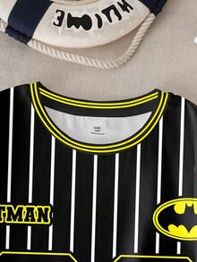 BATMAN X SHEIN 青少年男孩夏季休闲街头动漫英雄和数字条纹印花短袖 T 恤