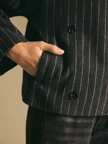 Poéselle 女士细条纹漏斗领夹克 – 现代简约风格的短款双排扣大衣 女士细条纹漏斗领夹克 短款大衣 低调奢华外套 宽松西装外套 简约冬季时尚 女士秋冬时尚 条纹双排扣大衣 秋冬 - 藏蓝色 - 查看 3