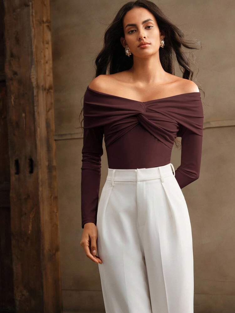 Combinaison élégante de couleur unie avec épaules dénudées et torsade
