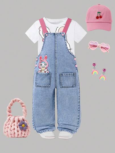 SHEIN 少女兔印花粉色吊带牛仔背带裤，甜美可爱的休闲装，适合派对、校园、街头和度假！经典浅水洗蓝色牛仔舒适面料，粉色肩带+可调节扣，口袋里藏着可爱的兔子印花，宽松的背带裤设计展现轻松休闲的风格。适合日常穿着、校园、购物、旅行和度假。