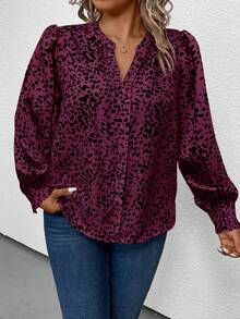 Bluzka damska z nadrukiem dalmatyńczyka, wyciętym dekoltem i rękawami typu latarnia