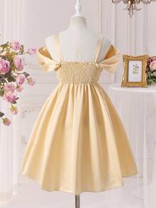Robe de soirée élégante pour préadolescentes, avec bretelles spaghetti, épaules dénudées, taille cintrée et coupe slim. Luxueuse robe de satin rétro avec sequins champagne - Champagne - Voir 2