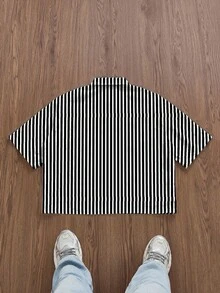 Manfinity VCAY 男士斯瓦米经典黑白条纹衬衫，简约时尚，左胸红色徽章设计，右胸独特红色定位标记，适合各种场合