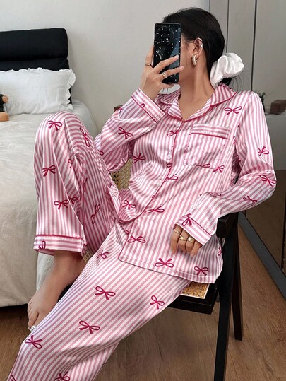 Napfluff Bộ đồ ngủ dài tay bằng vải satin màu hồng thường ngày cho nữ kèm quần dài in họa tiết sọc và nơ, đồ mặc nhà, bộ đồ ngủ màu hồng in họa tiết nơ, bộ đồ ngủ sọc, bộ đồ ngủ cho nữ, quần áo thu đông