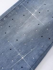 SHEIN ChillGRL Jeansy z szerokimi nogawkami dla nastolatek zdobione kryształkami. Styl vintage, streetwear, casualowy i szykowny. Jasnoniebieski denim w stylu vintage. Unikalne, czarno-białe zdobienia kryształkami. Luźny krój, wygoda. Asymetryczny krój i stylowy wygląd. Elastyczny pas dla wygody. Idealne na wyjścia, randki, wypoczynek na świeżym powietrzu, codzienne wyjścia na uczelnię, spotkania ze znajomymi i imprezy. Uniwersalny, modny element garderoby na cały rok! - Jasny jeans - Zobacz 5