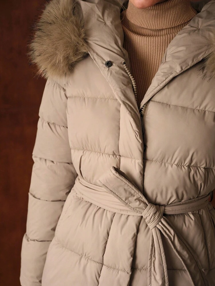 MANTEAU D'HIVER À CAPUCHE AVEC BORDURE CONTRASTÉE EN FOURRURE